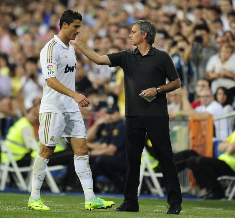 Jose Mourinho menyambut Cristiano Ronaldo saat Real Madrid menghadapi Real Betis pada 15 Oktober 2011 (Javier Soriano/AFP)