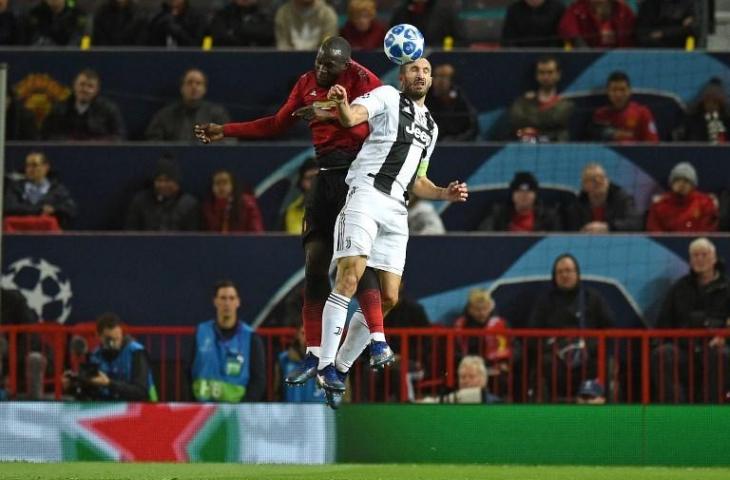 Romelu Lukaku terlibat duel udara dengan Giorgio Chiellini saat laga MU vs Juventus di Liga Champions pada 23 Oktober 2018 (Oli Scarff/AFP)