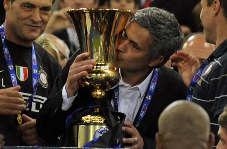 Pelatih Inter Milan, Jose Mourinho menciup trofi Coppa Italia 2010 usai mengalahkan AS Roma di partai final (5/5/2010) (AFP)