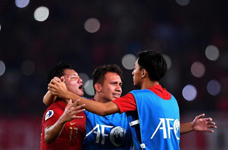 Pemain Timnas Indonesia U-19 Egy Maulana Vikri (tengah), Syahrian Abimanyu (kiri) dan Hanis Saghara Putra meluapkan kegembiraan usai mengalahkan Timnas Uni Emirat Arab dalam penyisihan Grup A Piala Asia U-19 di Stadion Utama Gelora Bung Karno, Jakarta, Rabu (24/10/2018). Indonesia berhasil melaju ke perempat final setelah menjadi ''runner up'' dengan menaklukkan Uni Emirat Arab 1-0. (ANTARA FOTO/Sigid Kurniawan)