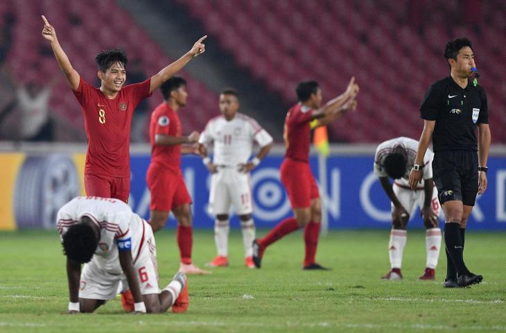 Pemain Timnas Indonesia U-19 Witan Sulaeman (kiri) melakukan selebrasi usai mengalahkan mengalahkan Timnas Uni Emirat Arab dalam penyisihan Grup A Piala Asia U-19 di Stadion Utama Gelora Bung Karno, Jakarta, Rabu (24/10/2018). Indonesia berhasil melaju ke perempat final setelah menjadi "runner up" dengan menaklukkan Uni Emirat Arab 1-0. (ANTARA FOTO/Sigid Kurniawan)