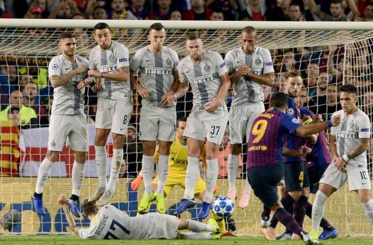 Tendangan bebas Luis Suarez yang berhasil dihentikan oleh Marcelo Brozovic pada 24 Oktober 2018 (Josep Lago/AFP)