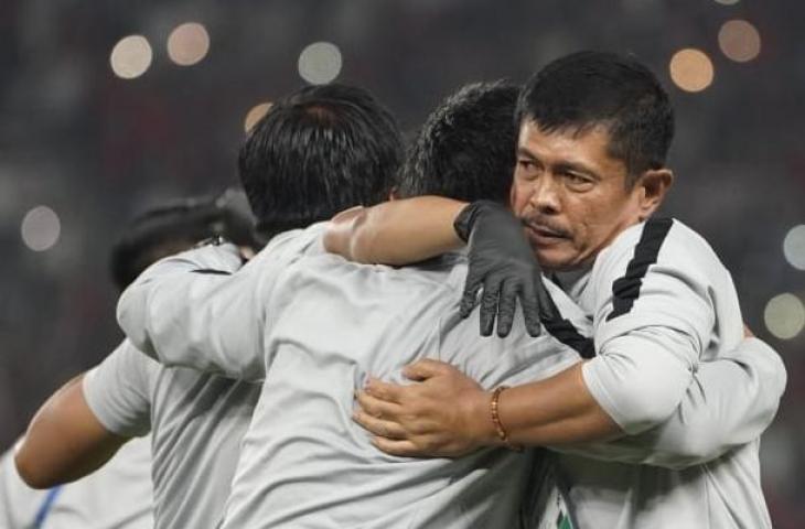 Pelatih Indra Sjafri merayakan lolos ke perempat final Piala Asia U-19 setelah mengalahkan Uni Emirat Arab U-19 di Stadion Utama Gelora Bung Karno (SUGBK), Senayan, Jakarta, Rabu (24/10/2018). (AFC)