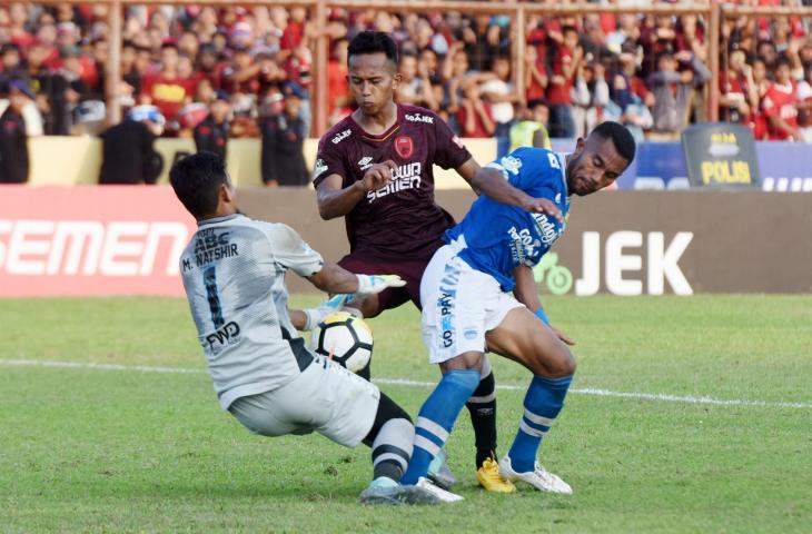 Pemain PSM Makssar M Rahmat (tengah) berebut bola dengan penjaga gawang Persib Bandung M Natshir (kiri) dan pesepkabola Persib Ardi Idrus (kanan) saat bertanding pada Lanjutan Liga 1 2018 di Stadion Mattoanging Gelora Andi Mattalatta Makassar, Sulawesi Selatan, Rabu (24/10/2018). Tuan rumah PSM Makassar menang atas tamunya, Persib Bandung dengan skor 1-0 (0-0). (ANTARA FOTO/Yusran Uccang)