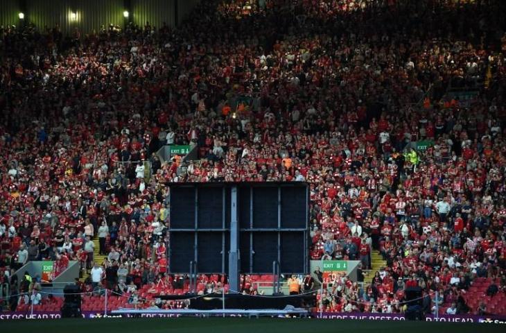 Suporter Liverpool menyaksikkan laga final Liga Champions antara Real Madrid kontra Liverpool di Kiev, (26/5/2018). [OLI SCARFF / AFP]