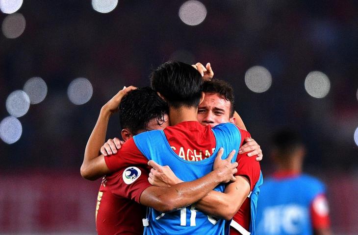 Pemain Timnas Indonesia U-19 Egy Maulana Vikri, Syahrian Abimanyu  dan Hanis Saghara Putra berpelukan usai mengalahkan Timnas Uni Emirat Arab dalam penyisihan Grup A Piala Asia U-19 di Stadion Utama Gelora Bung Karno. Indonesia berhasil melaju ke perempat final setelah menjadi "runner up" dengan menaklukkan Uni Emirat Arab 1-0.