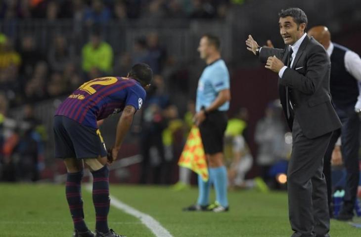 Pelatih Barcelona, Ernesto Valverde memberikan instruksi kepada para pemainnya saat melawan Inter Milan pada 24 Oktober 2018. (Lluis Gene/AFP)