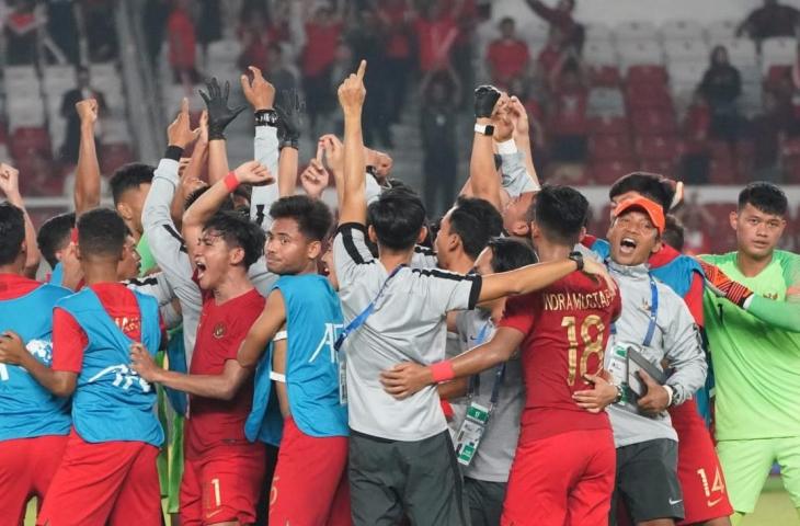 Pemain Timnas Indonesia U-19 merayakan lolos ke perempat final Piala Asia U-19 setelah mengalahkan Uni Emirat Arab U-19 di Stadion Utama Gelora Bung Karno (SUGBK), Senayan, Jakarta, Rabu (24/10/2018) (AFC)