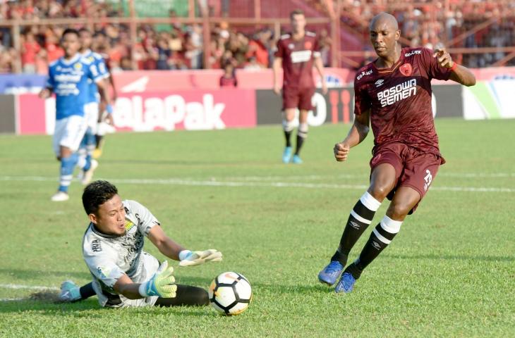 Pemain PSM Makssar Alessandro Ferreira (kanan) berebut bola dengan penjaga gawang Persib Bandung M Natshir (kiri) pada Lanjutan Liga 1 2018 di Stadion Mattoanging Gelora Andi Mattalatta Makassar, Sulawesi Selatan, Rabu (24/10/2018). Tuan rumah PSM Makassar menang atas tamunya, Persib Bandung dengan skor 1-0 (0-0). (ANTARA FOTO/Yusran Uccang)