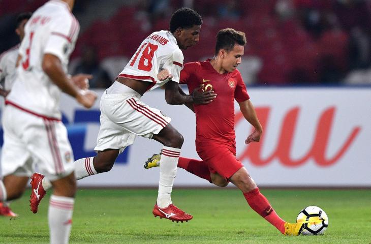 Pemain Timnas Indonesia U-19 Egy Maulana Vikri (kanan) menggiring bola yang dihadang pemain Timnas Uni Emirat Arab Eid Khamis dalam penyisihan Grup A Piala Asia U-19 di Stadion Utama Gelora Bung Karno, Jakarta, Rabu (24/10/2018). Indonesia berhasil melaju ke perempat final setelah menjadi "runner up" dengan menaklukkan Uni Emirat Arab 1-0. (ANTARA FOTO/Sigid Kurniawan)