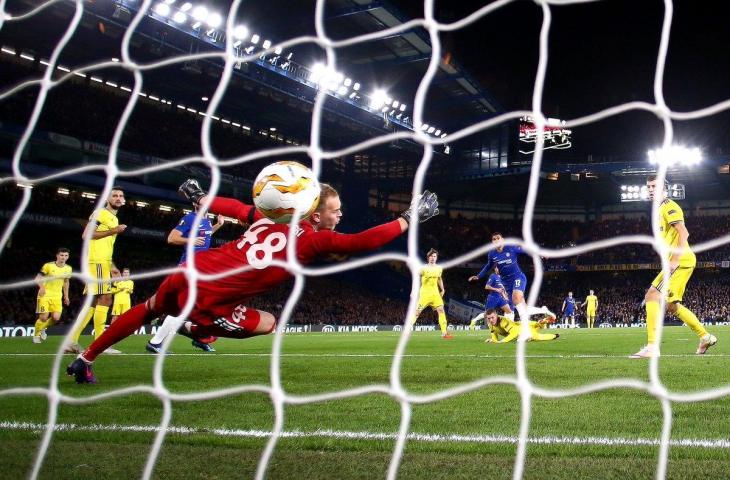 Ruben Loftus-Cheek saat menjebol gawang BATE. (Twitter/@rubey_lcheek).