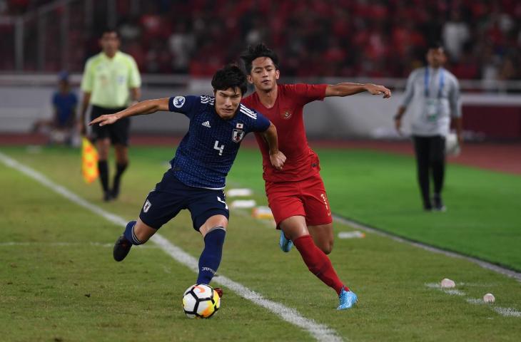 Pemain Timnas Indonesia U-19 Hanis Saghara Putra (kanan) berebut bola dengan pemain Jepang U-19 Daiki Hashioka (kiri) dalam babak perempat final Piala Asia U-19 di Stadion Utama Gelora Bung Karno, Senayan, Jakarta, Minggu (28/10/2018). (ANTARA FOTO/Akbar Nugroho Gumay)