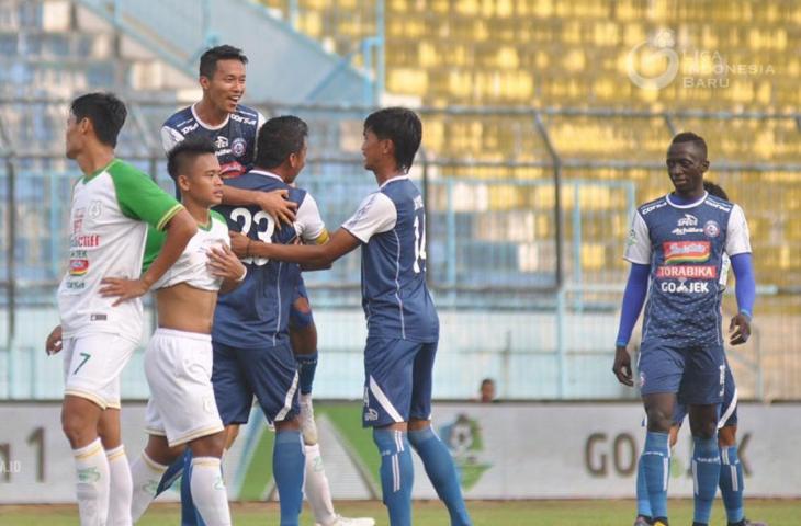 Pemain Arema FC merayakan gol ke gawang PSMS Medan