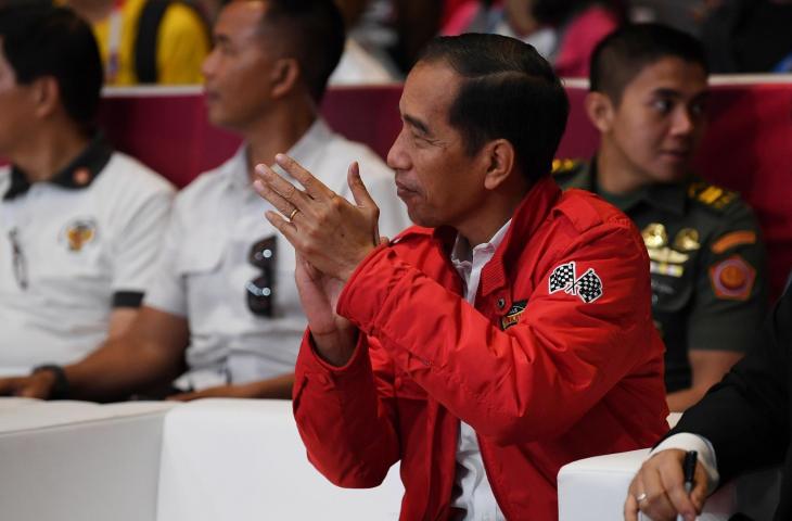 Presiden Joko Widodo (Jokowi) bertepuk tangan saat menyaksikan cabang olahraga Wushu di Asian Games 2018 (AFP) 