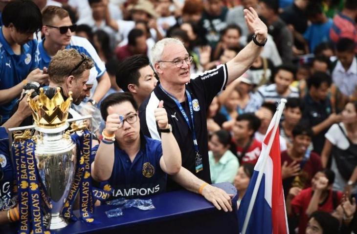 Claudio Ranieri merayakan gelar Liga Primer Inggris musim 2015/2016. (Lillian Suwanrumpha/AFP).