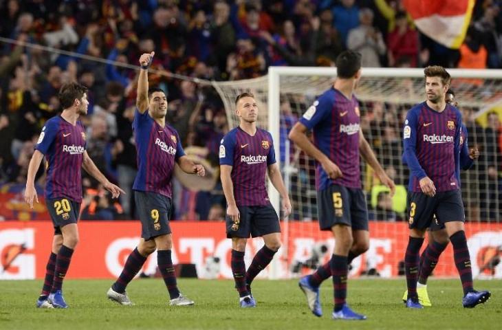 Para pemain Barcelona merayakan gol ketiga Luis Suarez ke gawang Real Madrid pada 28 Oktober 2018 (Josep Lago/AFP)