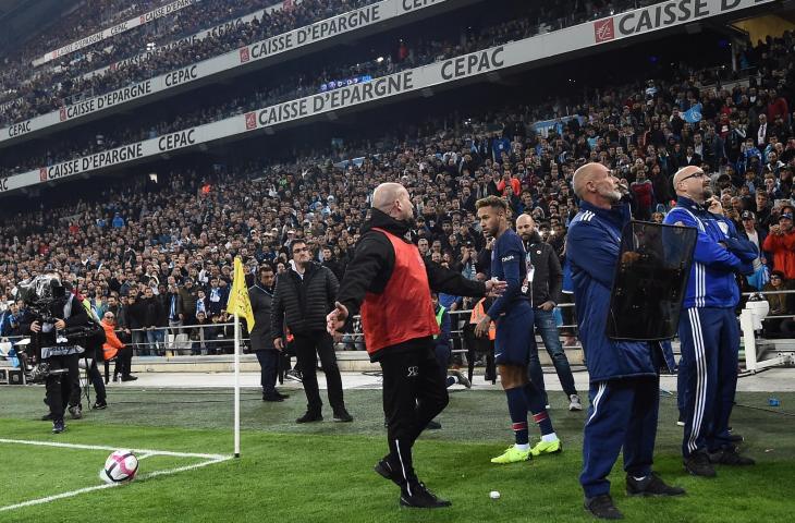 Pemain Paris Saint Germain, Neymar Jr dilindungi petugas keamanan saat akan mengambil tendangan sepak pojok melawan Marseille di Stadion Velodrome (AFP)