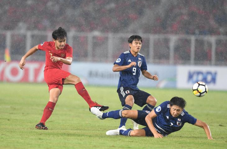 Pemain Timnas Indonesia U-19 Muhamad Luthfi Baharsyah (kiri) melakukan tembakan yang coba diblok dua Pemain Jepang dalam babak perempat final Piala Asia U-19 di Stadion Utama Gelora Bung Karno, Senayan, Jakarta, Minggu (28/10/2018). Indonesia kalah dengan skor 0-2. (ANTARA FOTO/Akbar Nugroho Gumay)