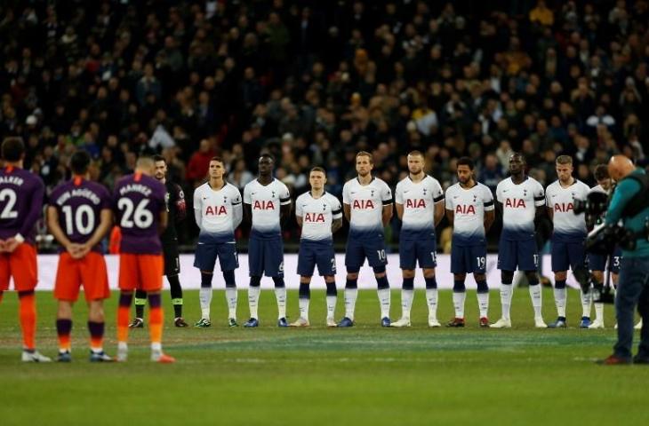 Sebelum laga, pemain dari kedua tim berdoa untuk insiden jatuhnya helikopter yang menewaskan pemilik Leicester City,  Vichai Srivaddhanaprabha (Ian Kington/AFP)