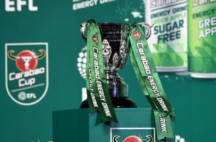 Trofi Carabao Cup (Lillian Suwanrumpha/AFP)