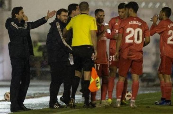 Pelatih Real Madrid, Santiago Solari (kiri) memberikan arahan kepada para pemainnya di laga kontra Melilla dalam leg pertama babak 16 besar Copa del Rey, Kamis (1/11). [AFP/Jorge Guerrero]