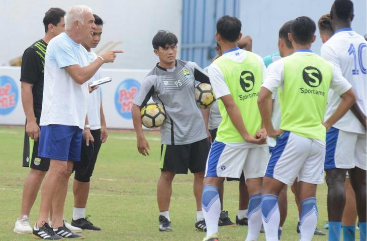 Pelatih Persib Bandung, Roberto Carlos Mario Gomez saat memimpin sesi latihan Persib Bandung. (dok Persib)