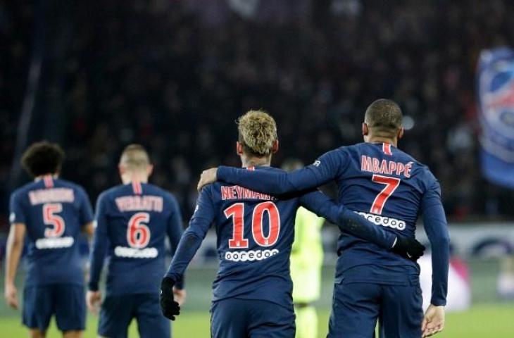 Neymar merayakan golnya ke gawang Lille bersama Kylian Mbappe pada 2 November 2018 (Geoffroy Van Der Hasselt/AFP)