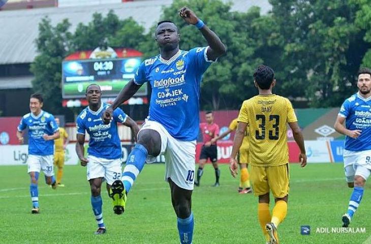 Pemain Persib Bandung, Ezechiel N'Duassel merayakan gol ke gawang Bhayangkara FC (Simamaung.com)