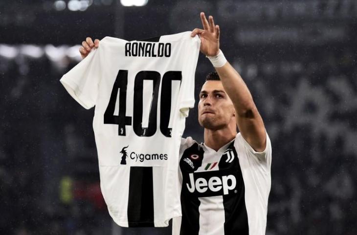 Cristiano Ronaldo mendapat jersey khusus dengan nomor punggung 400 sebelum laga melawan Cagliari pada 3 November 2018 (Marco Bertorello/AFP)