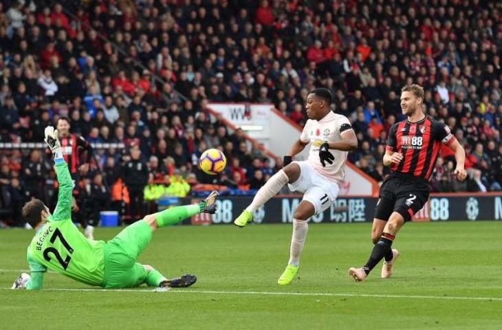 Anthony Martial saat mencetak gol ke gawang Bournemouth pada 3 November 2018 (Ben Stansall/AFP)