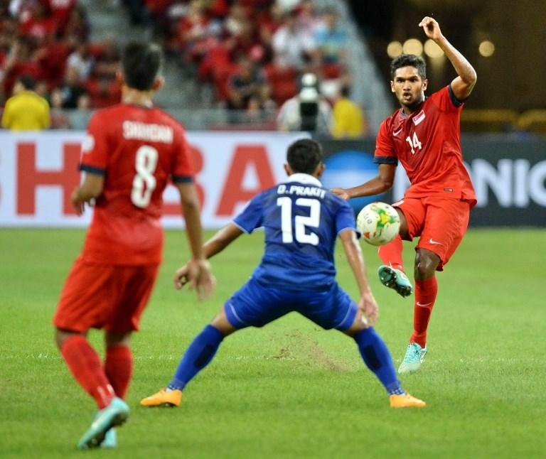 Pemain Singapura, Harris Harrun saat berlaga melawan Thailand di Piala AFF 2014 (Mohd Fyrol/AFP)