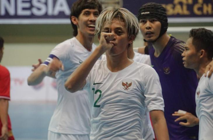 Selebrasi Bambang Bayu Saptaji usai menjebol gawang Myanmar. Timnas futsal Indonesia menghadapi laga perdana babak penyisihan menghadapi Myanmar di ajang AFF Futsal 2018 yang digelar di GOR UNY, Senin (5/11/2018). [Stephanus Aranditio/chatwithamelia.xyz]