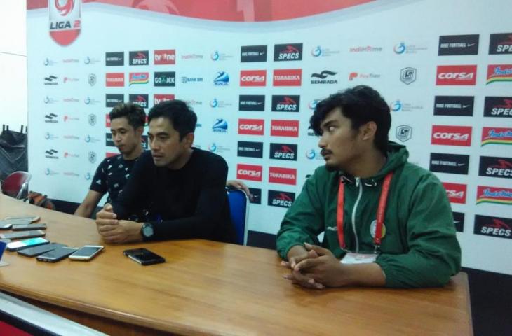 Pelatih PSS Sleman Seto Nurdiantoro (tengah) saat memberikan konferensi pers usai laga PSS Sleman kontra Madura FC di Stadion Internasional Maguwoharjo, Sleman, Selasa (6/11/2018). [Andiarsa Nata/chatwithamelia.xyz]