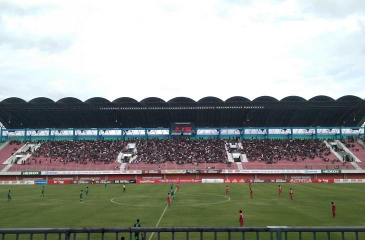 Suasana laga PSS Sleman vs Madura FC. [Andiarsa Nata/chatwithamelia.xyz]