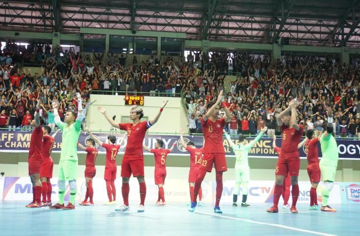 Pemain Timnas Futsal Indonesia melakukan Viking Clap usai kalahkan Kamboja di GOR UNY, Yogyakarta (Stephanus Aranditio/chatwithamelia.xyz)