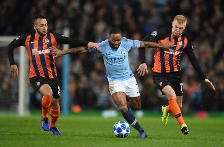 Raheem Sterling berusaha meloloskan diri dari kawalan pemain Shakhtar Donetsk ketika berlaga di Liga Champions pada 7 November 2018 (Oli Scarff/AFP)