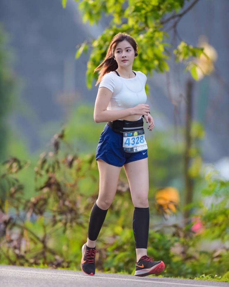 Gaya sporty pelari marathon asal Thailand, Nahmfah. [@nahm.fah/Instagram]