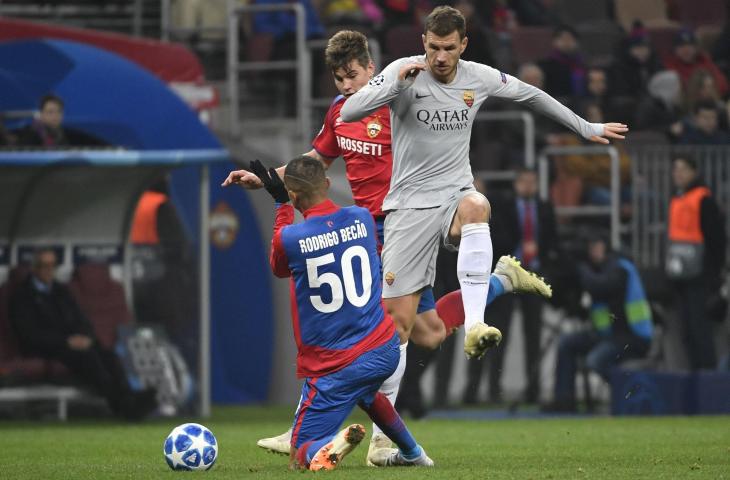 Pemain CSKA Moscow, Rodrigo dan Jaka Bijol mengalang laju penyerang AS Roma, Edin Dzeko saat pertandingan grup G Liga Champions di Stadion Luzhniki, Moscow (7/11/2018) (AFP)