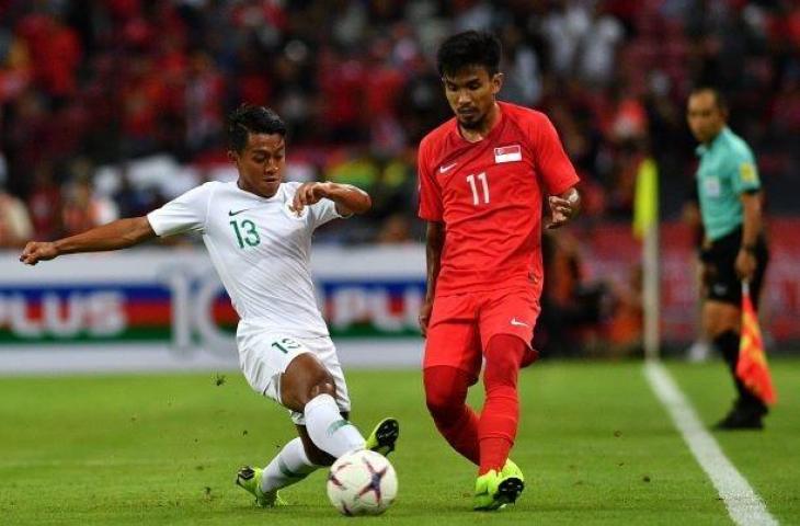 Pemain timnas Indonesia Febri Hariyadi (kiri) mencoba merebut bola dari pemain timnas Singapura Muhammad Yasir Hanapi dalam penyisihan grub B Piala AFF 2018 di Stadion Nasional Singapura, Jumat (9/11/2018). ANTARA FOTO/Sigid Kurniawan/pd.