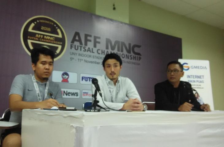 Pelatih Timnas Indonesia, Kensuke Takahashi saat konferensi pers usai pertandingan melawan Thailand (Andiarsa Nata/chatwithamelia.xyz)