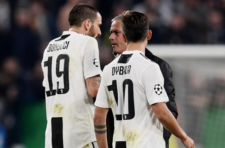 Leonardo Bonucci dan Paulo Dybala mendatangi Jose Mourinho saat pelatih Manchester United itu melakukan gesture provokatif (Marco Bertorello/AFP)