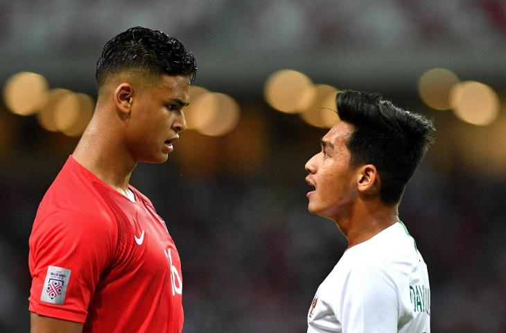 Pemain timnas Indonesia Septian David Maulana (kanan) bersitegang dengan pemain timnas Singapura Irfan Fandi Ahmad dalam penyisihan grub B Piala AFF 2018 di Stadion Nasional Singapura, Jumat (9/11/2018). Indonesia kalah 0-1 dalam pertandingan perdana tersebut. (ANTARA FOTO/Sigid Kurniawan)