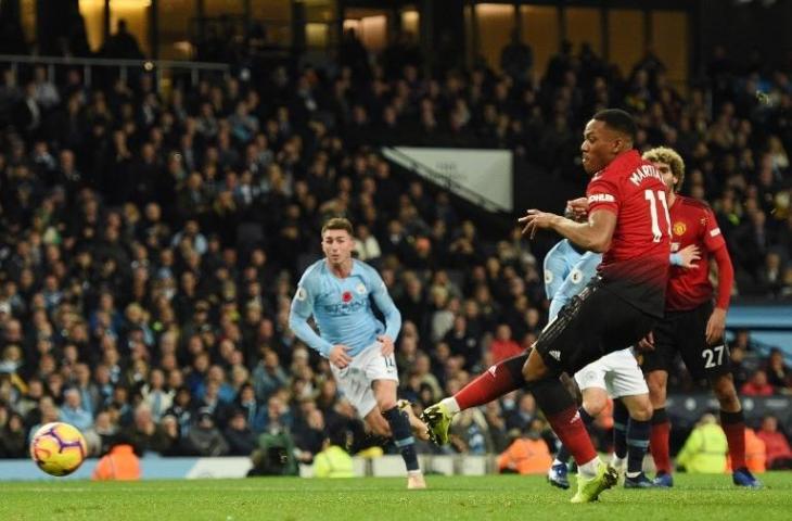 Anthony Martial saat mencetak gol ke gawang Manchester City. (Oli Scarff/AFP).