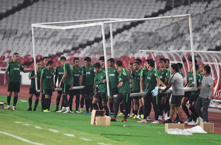 Skuat Timnas Indonesia mengangkat gawang dalam sesi latihan menjelang laga lanjutan Piala AFF 2018 melawan Timor Leste, di Stadion Utama Gelora Bung Karno, Jakarta, Senin (12/11/2018). (ANTARA FOTO/Akbar Nugroho Gumay)