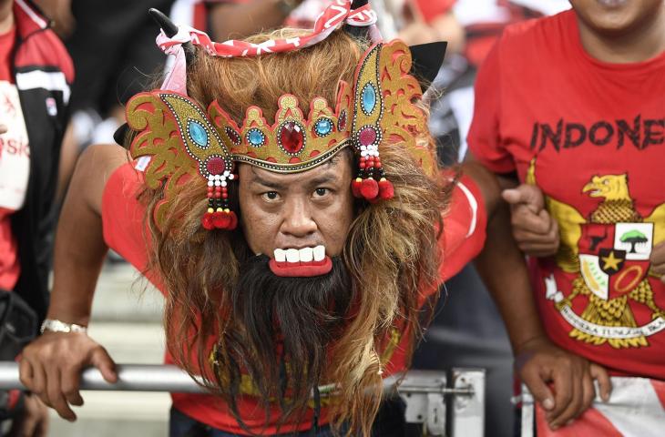 Suporter timnas Indonesia memberikan dukungan saat timnas Indonesia melawan timnas Singapura dalam penyisihan grub B Piala AFF 2018 di Stadion Nasional Singapura, Jumat (9/11/2018). Indonesia kalah 0-1 dalam pertandingan tersebut. (ANTARA FOTO/Sigid Kurniawan)