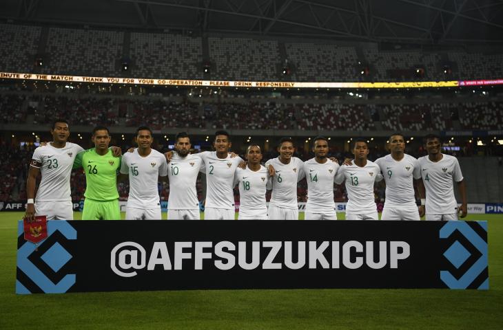 Timnas Indonesia melakukan sesi foto sebelum melawan timnas Singapura dalam penyisihan grub B Piala AFF 2018 di Stadion Nasional Singapura, Jumat (9/11/2018). (ANTARA FOTO/Sigid Kurniawan)