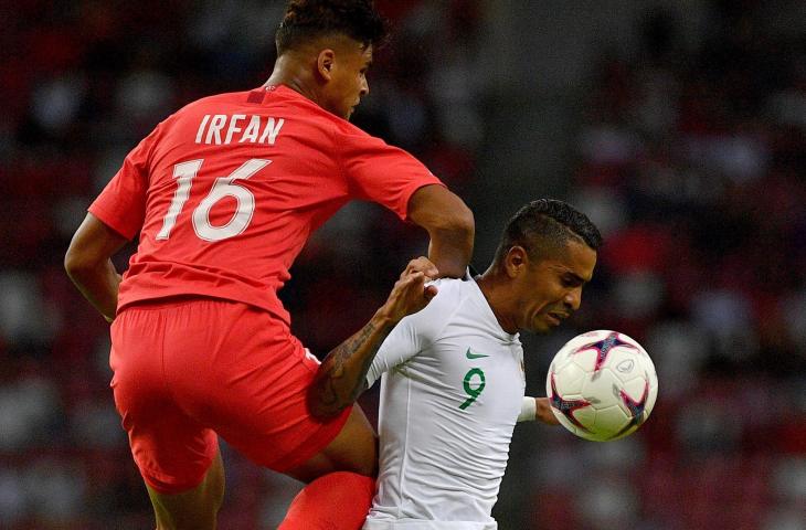 Pemain timnas Indonesia Alberto Goncalves (kanan) berebut bola dengan pemain timnas Singapura Irfan Fandi Ahmad dalam penyisihan grub B Piala AFF 2018 di Stadion Nasional Singapura, Jumat (9/11/2018). (ANTARA FOTO/Sigid Kurniawan)