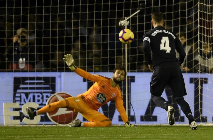 Pemain Real Madrid,Sergio Ramos saat mencetak gol penalti gaya panenka ke gawang Celta Vigo (AFP)