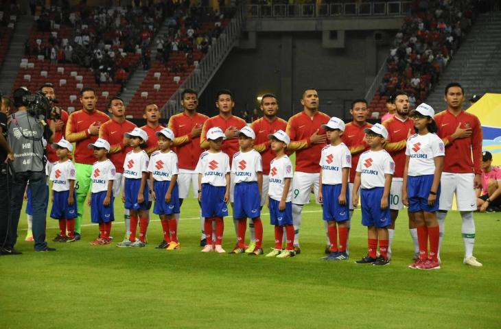 Skuat Timnas Indonesia menyanyikan lagu kebangsaan Indonesia Raya sebelum melawan Singapura di matchday 1 grup B Piala AFF 2018, di Stadion Nasional Singapura. (AFF)