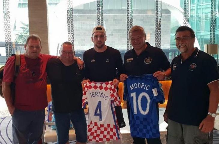 Penyerang Persija Jakarta, Marko Simic (tengah) mendapat hadiah jersey milik Ivan Perisic dan Luka Modric (Sumber: Persija.id)